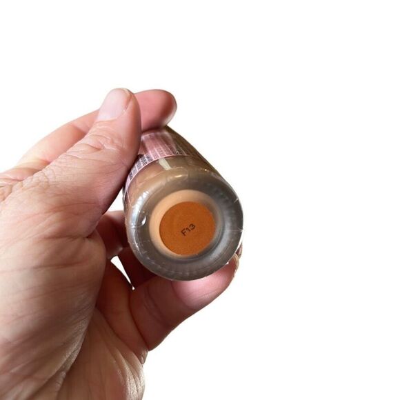 Makeup Revolution Conceal & Hydrate‎ Foundation F13 - Picture 3 of 5